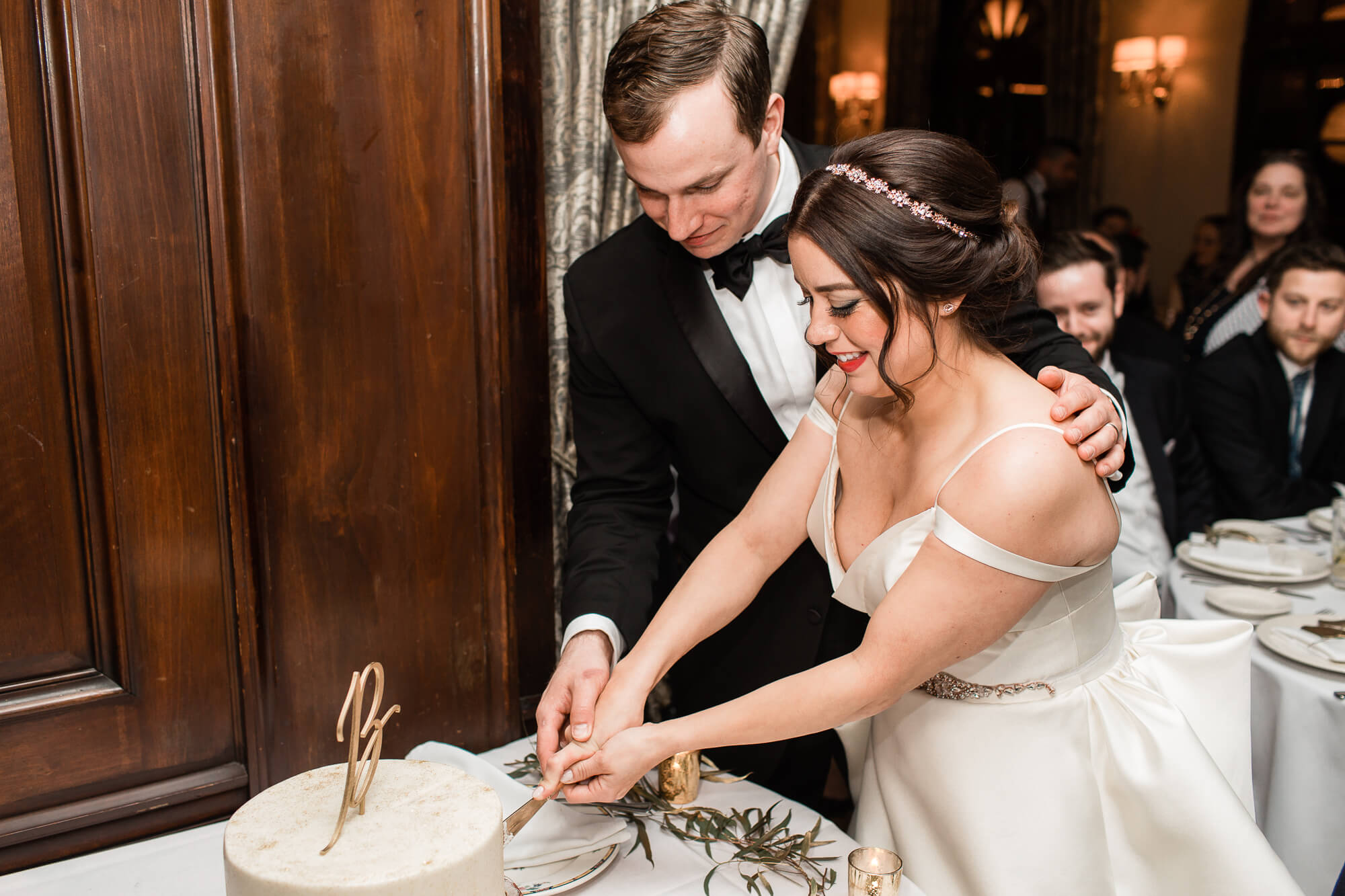 bride and groom cutting the cake | romantic elegant city wedding photography elle rose | oahu hawaii wedding photographer| destination black tie winter wedding in chicago illinois