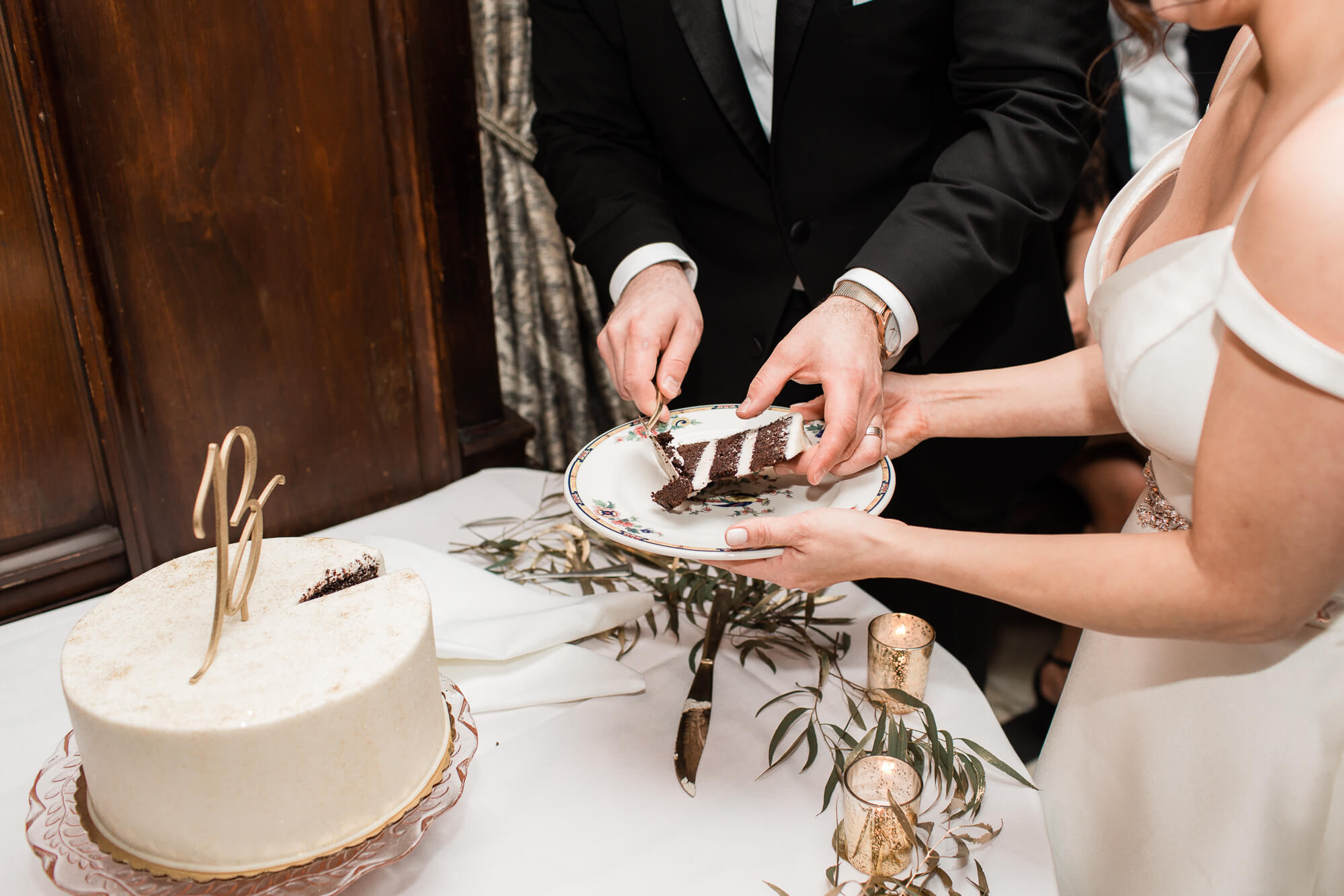 first piece of cake | romantic elegant city wedding photography elle rose | oahu hawaii wedding photographer| destination black tie winter wedding in chicago illinois