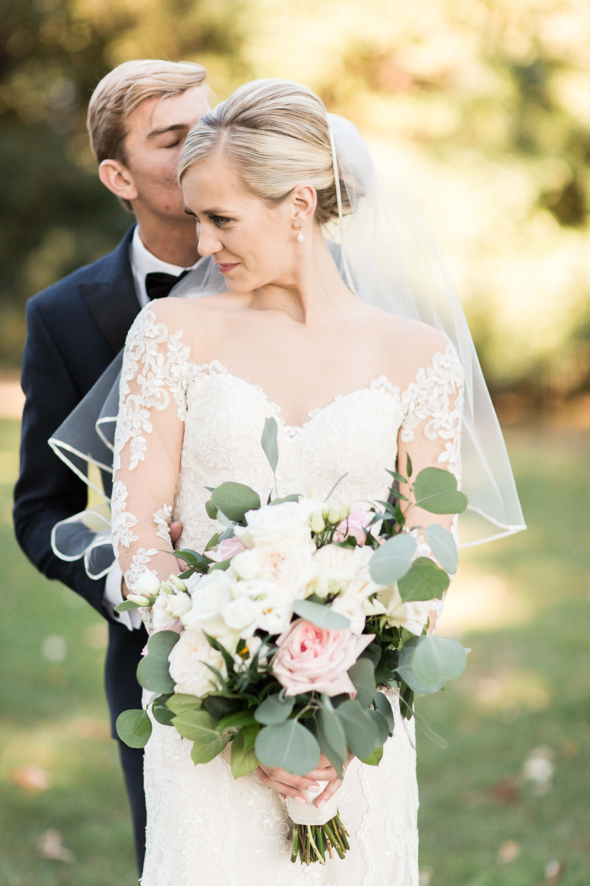 capturing romantic moments of the bride and groom | elle rose photo